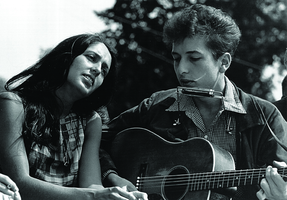 WASHINGTON D.C. - AUGUST 28: Folk singers Joan Baez and Bob Dylan perform during a civil rights rally on August 28, 1963 in Washington D.C. (Photo by National Archive/Newsmakers)